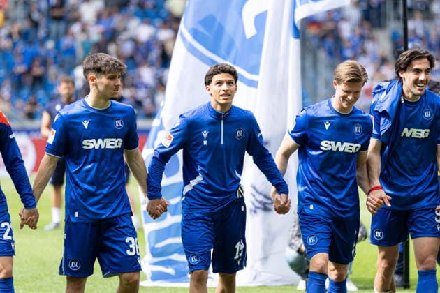 Deutschland: Karlsruher SC vs. SV Darmstadt 98, 32. Spieltag, 2. Bundesliga, Saison 2025 26, BBBank Wildpark (Karlsruhe): Louey Ben Farhat, (Karlsruher SC, 19), Rafael Pinto Pedrosa, (Karlsruher SC, 36), Dzenis Burnic, (Karlsruher SC, 7), Roko Simic, (Karlsruher SC, 9) Karlsruhe BBBank Wildpark Baden-Württemberg Deutschland