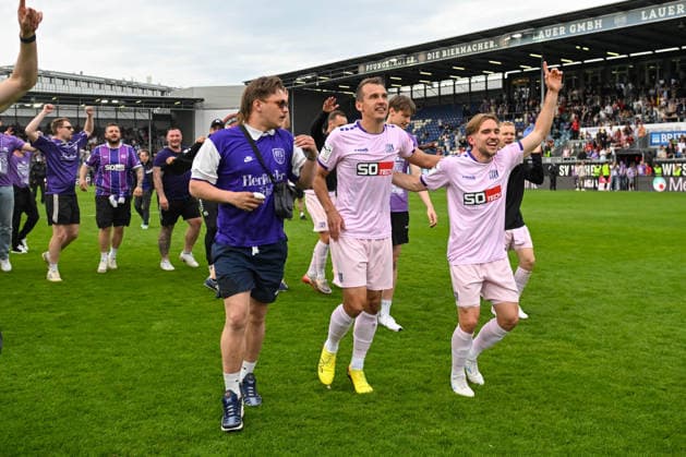 3. Liga - 25 26 - SV Wehen Wiesbaden - VfL Osnabrück am 03.05.2026 in der BRITA-Arena in Wiesbaden Die Mannschaft des VfL Osnabrück feiert den Aufstieg in die 2. Bundesliga und die Meisterschaft Robert Tesche (Osnabrueck) und Lars Kehl (Osnabrueck)