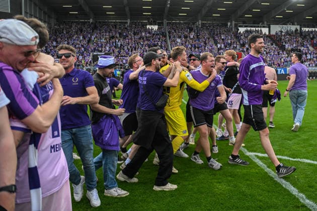 3. Liga - 25 26 - SV Wehen Wiesbaden - VfL Osnabrück am 03.05.2026 in der BRITA-Arena in Wiesbaden Die Mannschaft des VfL Osnabrück feiert den Aufstieg in die 2. Bundesliga und die Meisterschaft Torwart Lukas Jonsson (Osnabrueck)