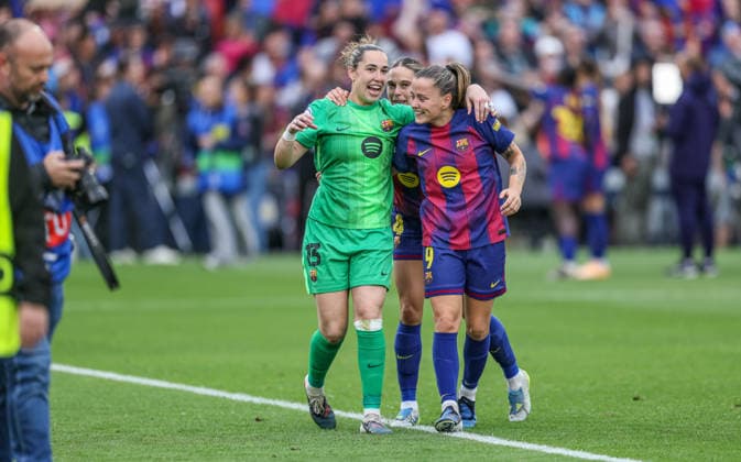 ESP, Barcelona, FC Barcelona, Barca vs FC Bayern München, Women s Champions League, Fussball, UEFA, Spielzeit 2025 2026, Camp Nou, Halbfinale, Rückspiel im Bild: Freude, Jubel, Emotionen nach dem Sieg beim FC Barcelona, Joy, jubilation, and excitement following the victory over FC Barcelona, Alegria, jubilo y emocion tras la victoria ante el FC Barcelona, Claudia Pina (FC Barcelona 9), Mapi Leon (FC Barcelona 4), Cata Coll (FC Barcelona 13) DFB DFL REGULATIONS PROHIBIT ANY USE OF PHOTOGRAPHS AS IMAGE SEQUENCES AND OR QUASI-VIDEO, 03.05.2026 Copyright: HMBxMedia HendrikxHamelau