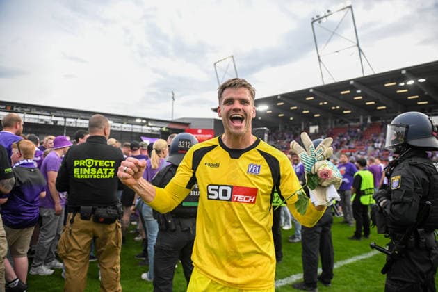 3. Liga - 25 26 - SV Wehen Wiesbaden - VfL Osnabrück am 03.05.2026 in der BRITA-Arena in Wiesbaden Die Mannschaft des VfL Osnabrück feiert den Aufstieg in die 2. Bundesliga und die Meisterschaft Torwart Lukas Jonsson (Osnabrueck)