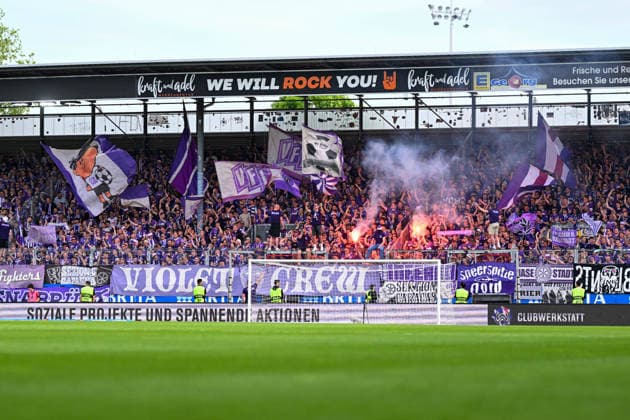 3. Liga - 25 26 - SV Wehen Wiesbaden - VfL Osnabrück am 03.05.2026 in der BRITA-Arena in Wiesbaden Fans des VfL Osnabrück feiern den Aufstieg in die 2. Bundesliga und die Meisterschaft