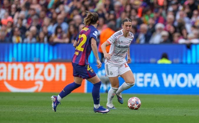 ESP, Barcelona, FC Barcelona, Barca vs FC Bayern München, Women s Champions League, Fussball, UEFA, Spielzeit 2025 2026, Camp Nou, Halbfinale, Rückspiel im Bild v.l.: Ona Batlle (FC Barcelona 22), Klara Bühl (Bayern München 17) DFB DFL REGULATIONS PROHIBIT ANY USE OF PHOTOGRAPHS AS IMAGE SEQUENCES AND OR QUASI-VIDEO, 03.05.2026 Copyright: HMBxMedia HendrikxHamelau