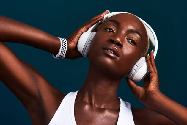 Confidence is the new sexy. an attractive young sportswoman standing alone and posing with headphones on against a dark studio background (License=RF) 19848718 ,model released, Symbolfoto  Copyright: xZoonar.com YurixArcursxpeopleimages.comx 19848718 ,model released, Symbolfoto ,property released