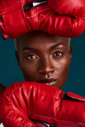 Self-confidence is the requisite to great undertakings. Cropped portrait of an attractive young female boxer standing with her boxing gloves against a dark background (License=RF) 19848745 ,model released, Symbolfoto  Copyright: xZoonar.com YurixArcursxpeopleimages.comx 19848745 ,model released, Symbolfoto ,property released