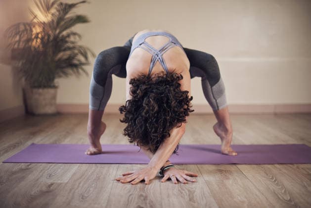 Falling in love with myself through yoga. full length, Freisteller shot of an unrecognizable woman standing and holding an advanced yoga pose during an indoor session alone (License=RF) 19849092 ,model released, Symbolfoto  Copyright: xZoonar.com YurixArcursxpeopleimages.comx 19849092 ,model released, Symbolfoto ,property released
