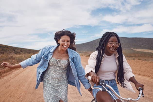 Bike, girl friends and happy road trip fun of women outdoor on a desert path on summer vacation. Cycling, running and freedom of young people together with bicycle transportation feeling free. (License=RF) 19849543 ,model released, Symbolfoto  Copyright: xZoonar.com KasperxRavlox 19849543 ,model released, Symbolfoto ,property released