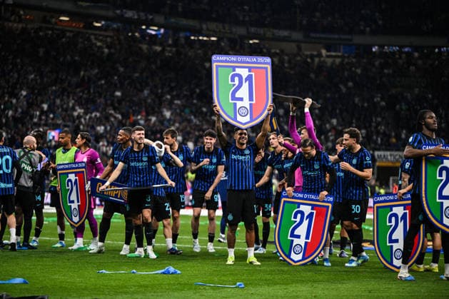 CALCIO - Serie A - Inter - FC Internazionale vs Parma Calcio Inter FC players celebrate the club s 21th Scudetto with fans after the Italian Serie A football match between Inter FC Internazionale and Parma Calcio 1913 on 3 of May 2026 at Giuseppe Meazza San Siro Siro stadium in Milan, Italy. Credit: Tiziano Ballabio Milan Italy  Copyright: xIPAxSport ABACAx