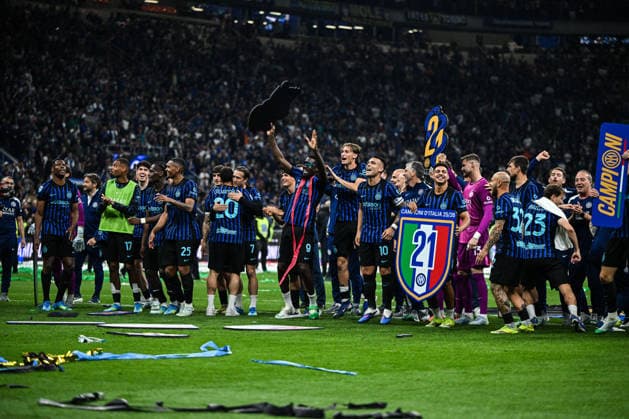 CALCIO - Serie A - Inter - FC Internazionale vs Parma Calcio Inter FC players celebrate the club s 21th Scudetto with fans after the Italian Serie A football match between Inter FC Internazionale and Parma Calcio 1913 on 3 of May 2026 at Giuseppe Meazza San Siro Siro stadium in Milan, Italy. Credit: Tiziano Ballabio Milan Italy  Copyright: xIPAxSport ABACAx