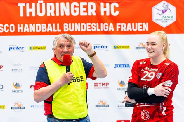 03.05.2026, GER, Handball, Frauen, Saison 2025 2026, Alsco 1.Bl, PlayOff Halbfinale Spiel 2, Thueringer HC - HSG Blomberg-Lippe Hans Joachim Steinbach überreicht Johanna Reichert (Thueringer HC,29) die Torkanone als Anerkennung für über 1000 Tore für den Thueringer HC 99947 Bad Langensalza Salza Halle Sporthalle Mehrz Thüringen Deutschland