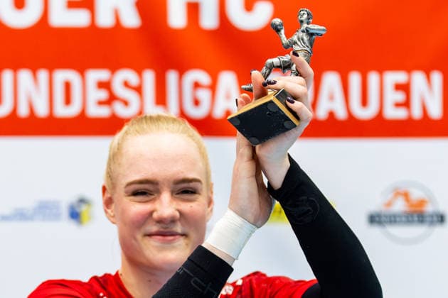 03.05.2026, GER, Handball, Frauen, Saison 2025 2026, Alsco 1.Bl, PlayOff Halbfinale Spiel 2, Thueringer HC - HSG Blomberg-Lippe Hans Joachim Steinbach überreicht Johanna Reichert (Thueringer HC,29) die Torkanone als Anerkennung für über 1000 Tore für den Thueringer HC 99947 Bad Langensalza Salza Halle Sporthalle Mehrz Thüringen Deutschland