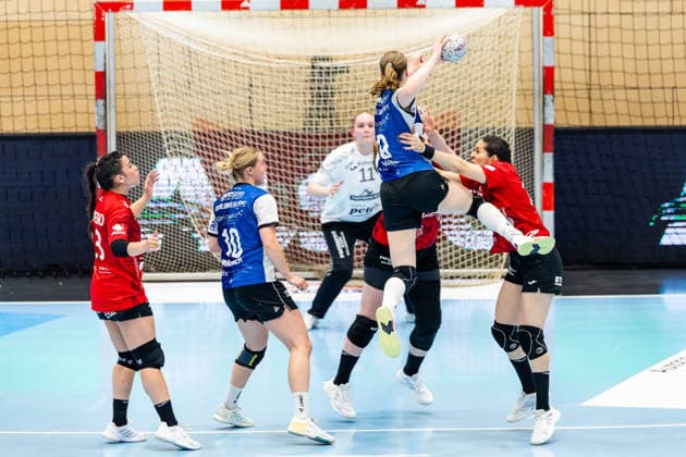 03.05.2026, GER, Handball, Frauen, Saison 2025 2026, Alsco 1.Bl, PlayOff Halbfinale Spiel 2, Thueringer HC - HSG Blomberg-Lippe Nieke Kuehne (HSG Blomberg-Lippe), Josefine Hanfland (Thueringer HC,57), Kelly de Abreu Rosa (Thueringer HC,3) 99947 Bad Langensalza Salza Halle Sporthalle Mehrz Thüringen Deutschland