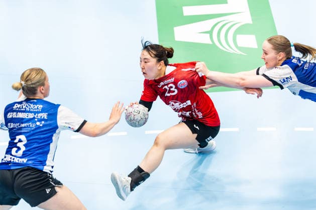 03.05.2026, GER, Handball, Frauen, Saison 2025 2026, Alsco 1.Bl, PlayOff Halbfinale Spiel 2, Thueringer HC - HSG Blomberg-Lippe Laura Rueffieux (HSG Blomberg-Lippe), Natsuki Aizawa (Thueringer HC,23), Nieke Kuehne (HSG Blomberg-Lippe) 99947 Bad Langensalza Salza Halle Sporthalle Mehrz Thüringen Deutschland