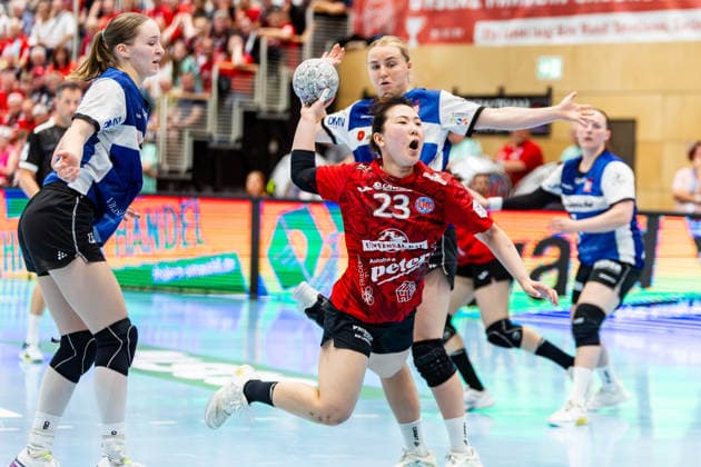 03.05.2026, GER, Handball, Frauen, Saison 2025 2026, Alsco 1.Bl, PlayOff Halbfinale Spiel 2, Thueringer HC - HSG Blomberg-Lippe Nieke Kuehne (HSG Blomberg-Lippe) und Maxi Muehlner (HSG Blomberg-Lippe) können Natsuki Aizawa (Thueringer HC,23) nicht stoppen 99947 Bad Langensalza Salza Halle Sporthalle Mehrz Thüringen Deutschland