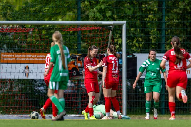 Thüringen-Pokal Halbfinal Frauen: Saalfeld Titans vs. 1. FFV Erfurt; Saalfeld; 03.05.2026 Lea Schrenk ( 19; 1. FFV Erfurt) und Emily Nüßner ( 13; 1. FFV Erfurt) (rechts) Thüringen-Pokal Halbfinal Frauen: Saalfeld Titans vs. 1. FFV Erfurt; An den Saalewiesen; 03.05.2026 Copyright: xBEAUTIFULxSPORTS Duehringx