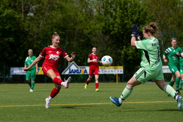 Thüringen-Pokal Halbfinal Frauen: Saalfeld Titans vs. 1. FFV Erfurt; Saalfeld; 03.05.2026 Luisa Preißel ( 6; 1. FFV Erfurt) gegen Vivian Kobes ( 1; Saalfeld Titans) Thüringen-Pokal Halbfinal Frauen: Saalfeld Titans vs. 1. FFV Erfurt; An den Saalewiesen; 03.05.2026 Copyright: xBEAUTIFULxSPORTS Duehringx