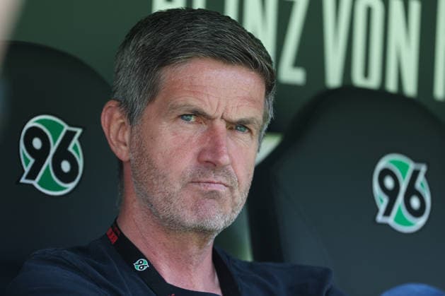 2. Bundesliga - Hannover 96 - SC Preußen Münster am 03.05.2026 in der Heinz von Heiden Arena in Hannover Sportdirektor Ralf Becker (Hannover) nachdenklich