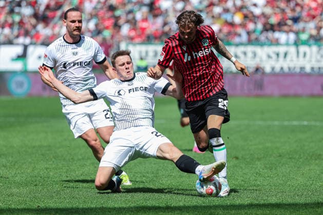 2. Bundesliga - Hannover 96 - SC Preußen Münster am 03.05.2026 in der Heinz von Heiden Arena in Hannover Jano ter Horst (Muenster 27) gegen Kolja Nuno Oudenne (Hannover 29)