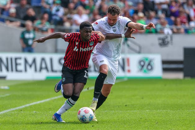 2. Bundesliga - Hannover 96 - SC Preußen Münster am 03.05.2026 in der Heinz von Heiden Arena in Hannover Noel Aseko Nkili (Hannover 15) gegen Yassine Bouchama (Muenster 5)