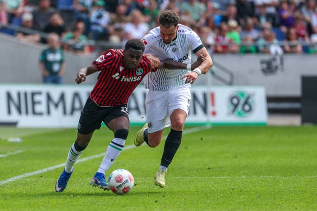 2. Bundesliga - Hannover 96 - SC Preußen Münster am 03.05.2026 in der Heinz von Heiden Arena in Hannover Noel Aseko Nkili (Hannover 15) gegen Yassine Bouchama (Muenster 5)