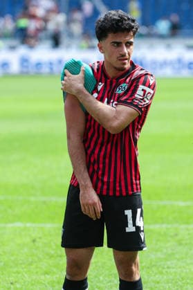 2. Bundesliga - Hannover 96 - SC Preußen Münster am 03.05.2026 in der Heinz von Heiden Arena in Hannover Husseyn Chakroun (Hannover 14) Verletzt, Verletzung, Schmerzen