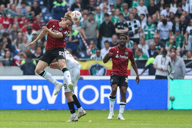2. Bundesliga - Hannover 96 - SC Preußen Münster am 03.05.2026 in der Heinz von Heiden Arena in Hannover Stefan Teitur Thordarson (Hannover 23) im Kopfballduell mit Imad Rondic (Muenster 29)