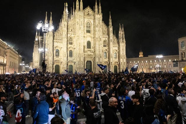 Fans celebrate Inter s early Scudetto victory in Milan MILAN, ITALY - MAY 3: People celebrate Inter Milan s early Serie A victory with chants, smoke bombs, and flags in Milan, Italy, on May 3, 2026. By defeating Parma, Inter Milan mathematically secured their 21st Championship (Scudetto) victory on matchday 35, before the end of the Italian Serie A season. Andrea Carrubba Anadolu Milan Italy. Editorial use only. Please get in touch for any other usage.  Copyright: x2026xAnadoluxAndreaxCarrubbax