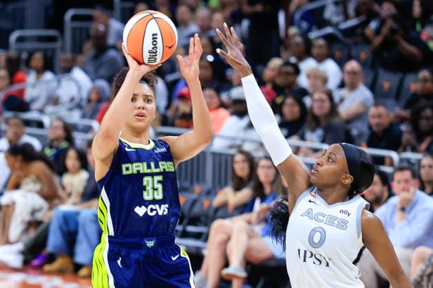 AUSTIN, TX - MAY 03:Dallas Wings guard Azzi Fudd 35 takes a shot over Vegas Aces guard Jackie Young 0 during the game on May 03, 2026, at the Moody Center in Austin, TX. (Photo by Adam Davis Icon Sportswire) WNBA, Basketball Damen, USA MAY 03 Preseason Las Vegas Aces vs Dallas Wings EDITORIAL USE ONLY Icon2605031025