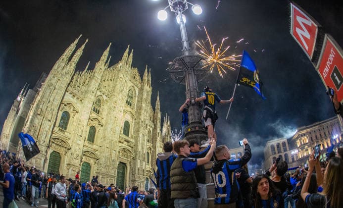 Festeggiamenti dei tifosi dell™Inter in Piazza del Duomo per la vittoria dello scudetto 2025-2026 - Milano, Italia - Domenica, 3 maggio 2026 (foto Stefano Porta LaPresse) Inter fans celebrate in Piazza del Duomo after winning the 2025-2026 Scudetto. - Milan, Italy - Sunday, May 3, 2026. (foto Stefano Porta LaPresse)  Copyright: xStefanoxPortax LaPressex