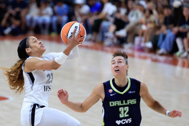 AUSTIN, TX - MAY 03: Las Vegas Aces Chennedy Carter 23 goes up for a layup past Dallas Wings forward Alysha Clark 32 during the game on May 03, 2026, at the Moody Center in Austin, TX. (Photo by Adam Davis Icon Sportswire) WNBA, Basketball Damen, USA MAY 03 Preseason Las Vegas Aces vs Dallas Wings EDITORIAL USE ONLY Icon260503557