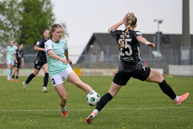 03.05.2026, Fußball, 2. Frauen-Bundesliga, 2025 2026, 24. Spieltag, VfR Warbeyen - SG 99 Andernach Marlene Ganßer (13 Andernach) spielt den Ball an Yael Mollink (25 Warbeyen) vorbei. Kleve Bresserbergstadion Nordrhein-Westfalen Deutschland