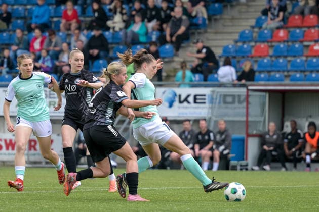 03.05.2026, Fußball, 2. Frauen-Bundesliga, 2025 2026, 24. Spieltag, VfR Warbeyen - SG 99 Andernach Isa Hoevers (2 Warbeyen) versucht Leonie Krump (10 Andernach) vom Ball zu trennen. Kleve Bresserbergstadion Nordrhein-Westfalen Deutschland