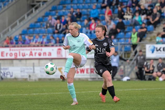03.05.2026, Fußball, 2. Frauen-Bundesliga, 2025 2026, 24. Spieltag, VfR Warbeyen - SG 99 Andernach Isabel Pfeiffer (Andernach) nimmt den Ball im Strafraum ab und legt ihn für eine Mitspielerin ab. Kleve Bresserbergstadion Nordrhein-Westfalen Deutschland
