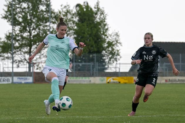 03.05.2026, Fußball, 2. Frauen-Bundesliga, 2025 2026, 24. Spieltag, VfR Warbeyen - SG 99 Andernach Carolin Schraa (7 Andernach) nimmt den Ball in der Luft mit. Kleve Bresserbergstadion Nordrhein-Westfalen Deutschland