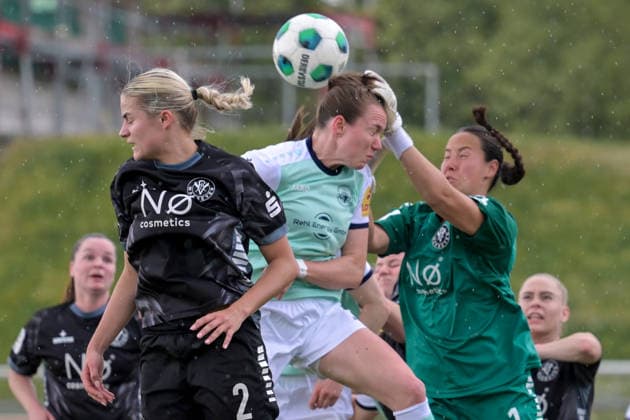 03.05.2026, Fußball, 2. Frauen-Bundesliga, 2025 2026, 24. Spieltag, VfR Warbeyen - SG 99 Andernach Kopf statt Ball. Torhüterin Elena Milam (Warbeyen) trifft Vanessa Zilligen (Andernach) am Kopf. Kleve Bresserbergstadion Nordrhein-Westfalen Deutschland