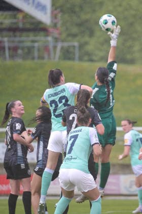 03.05.2026, Fußball, 2. Frauen-Bundesliga, 2025 2026, 24. Spieltag, VfR Warbeyen - SG 99 Andernach Torhüterin Elena Milam (1 Warbeyen) fängt den Ball mit einer Hand ab. Kleve Bresserbergstadion Nordrhein-Westfalen Deutschland