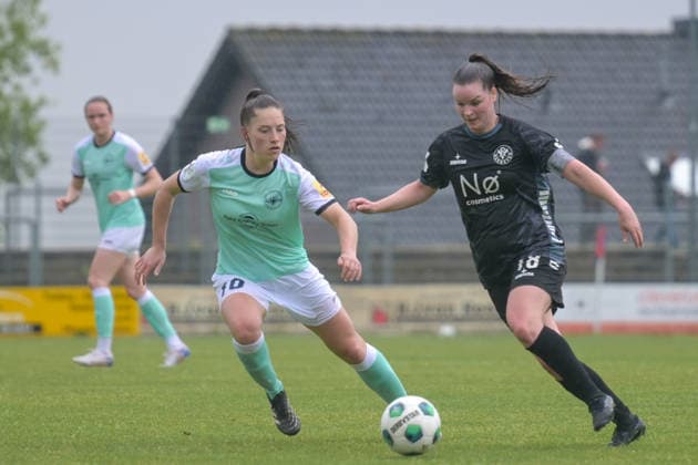 03.05.2026, Fußball, 2. Frauen-Bundesliga, 2025 2026, 24. Spieltag, VfR Warbeyen - SG 99 Andernach Moisa Verkuijl (18 Warbeyen) mit dem Ball. Leonie Krump (10 Andernach) beobachtet die Szene genau. Kleve Bresserbergstadion Nordrhein-Westfalen Deutschland
