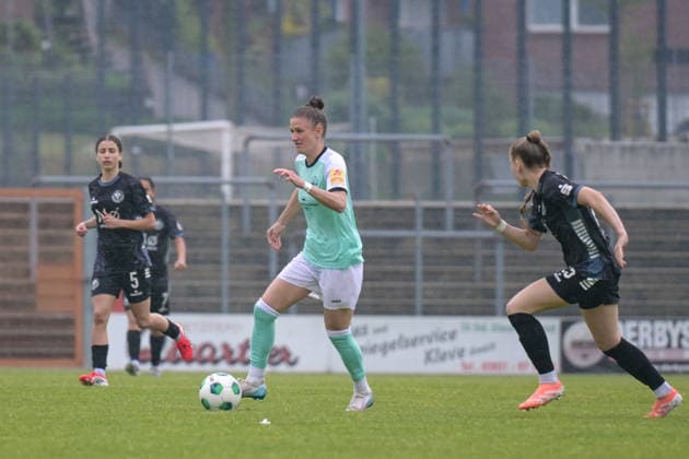 03.05.2026, Fußball, 2. Frauen-Bundesliga, 2025 2026, 24. Spieltag, VfR Warbeyen - SG 99 Andernach Carolin Schraa (Andernach) gewinnt den Ball. Kleve Bresserbergstadion Nordrhein-Westfalen Deutschland