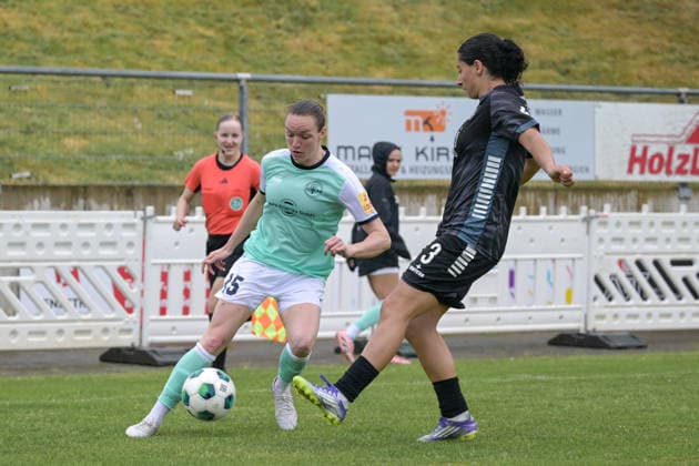 03.05.2026, Fußball, 2. Frauen-Bundesliga, 2025 2026, 24. Spieltag, VfR Warbeyen - SG 99 Andernach Vanessa Zilligen (15 Andernach) spielt Ebla Gouriye (Warbeyen) aus. Kleve Bresserbergstadion Nordrhein-Westfalen Deutschland