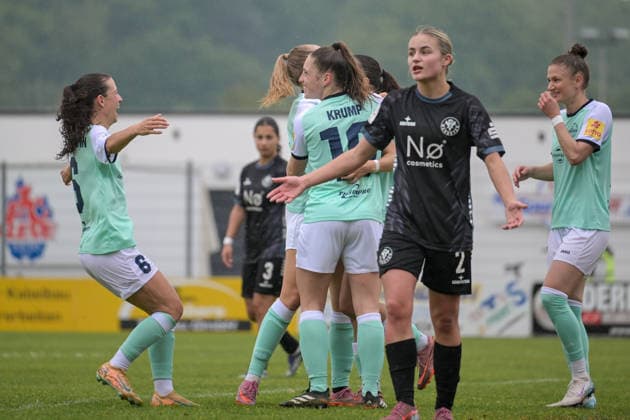 03.05.2026, Fußball, 2. Frauen-Bundesliga, 2025 2026, 24. Spieltag, VfR Warbeyen - SG 99 Andernach Jubel nach dem 4:0. Lisa Kossmann (6 Andernach) läuft zu ihren Mitspielerinnen. Kleve Bresserbergstadion Nordrhein-Westfalen Deutschland