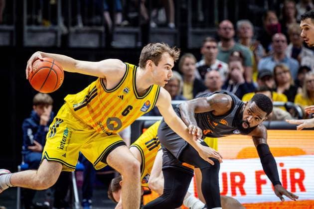 Basketball Berlin 03.05.2026 Saison 2025 2026 EasyCredit BBL 1. Bundesliga Männer, Herren Alba Berlin - NINERS Chemnitz Malte Delow (Alba Berlin, No.06) Corey Davis (Chemnitz, No.05)