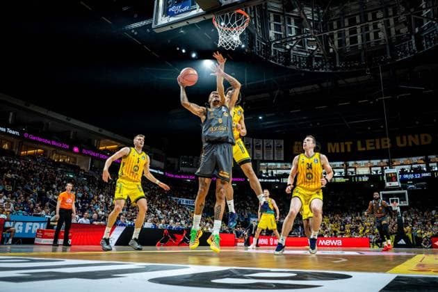 Basketball Berlin 03.05.2026 Saison 2025 2026 EasyCredit BBL 1. Bundesliga Männer, Herren Alba Berlin - NINERS Chemnitz Kevin Yebo (Chemnitz, No.00) Jack Kayil (Alba Berlin, No.07)