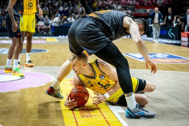 Basketball Berlin 03.05.2026 Saison 2025 2026 EasyCredit BBL 1. Bundesliga Männer, Herren Alba Berlin - NINERS Chemnitz Sam Griesel (Alba Berlin, No.05) Yordan Minchev (Chemnitz, No.91)