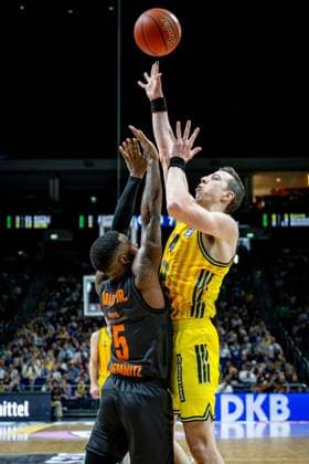 Basketball Berlin 03.05.2026 Saison 2025 2026 EasyCredit BBL 1. Bundesliga Männer, Herren Alba Berlin - NINERS Chemnitz Justin Bean (Alba Berlin, No.34) Corey Davis (Chemnitz, No.05)