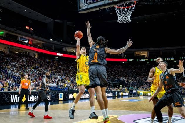 Basketball Berlin 03.05.2026 Saison 2025 2026 EasyCredit BBL 1. Bundesliga Männer, Herren Alba Berlin - NINERS Chemnitz Sam Griesel (Alba Berlin, No.05) Corey Davis (Chemnitz, No.05)