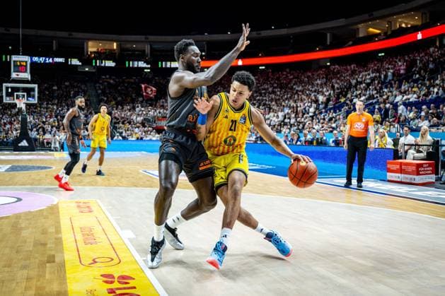 Basketball Berlin 03.05.2026 Saison 2025 2026 EasyCredit BBL 1. Bundesliga Männer, Herren Alba Berlin - NINERS Chemnitz Michael Rataj (Alba Berlin, No.21) Mike Amadou Sow (Chemnitz, No.12)