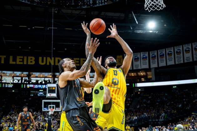 Basketball Berlin 03.05.2026 Saison 2025 2026 EasyCredit BBL 1. Bundesliga Männer, Herren Alba Berlin - NINERS Chemnitz J wan Roberts (Alba Berlin, No.13) Kevin Yebo (Chemnitz, No.00)