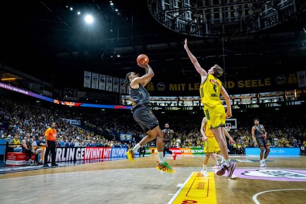 Basketball Berlin 03.05.2026 Saison 2025 2026 EasyCredit BBL 1. Bundesliga Männer, Herren Alba Berlin - NINERS Chemnitz Kevin Yebo (Chemnitz, No.00) Moses Wood (Alba Berlin, No.11)