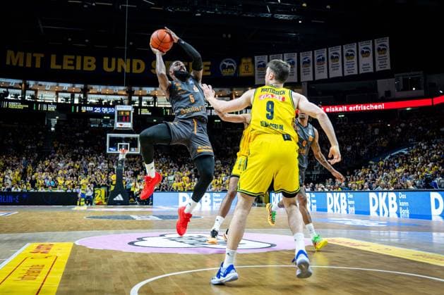 Basketball Berlin 03.05.2026 Saison 2025 2026 EasyCredit BBL 1. Bundesliga Männer, Herren Alba Berlin - NINERS Chemnitz Corey Davis (Chemnitz, No.05) Jonas Mattisseck (Alba Berlin, No.09)
