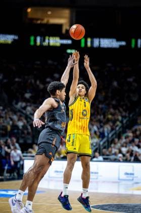 Basketball Berlin 03.05.2026 Saison 2025 2026 EasyCredit BBL 1. Bundesliga Männer, Herren Alba Berlin - NINERS Chemnitz Jack Kayil (Alba Berlin, No.07) Kostja Mushidi (Chemnitz, No.11)